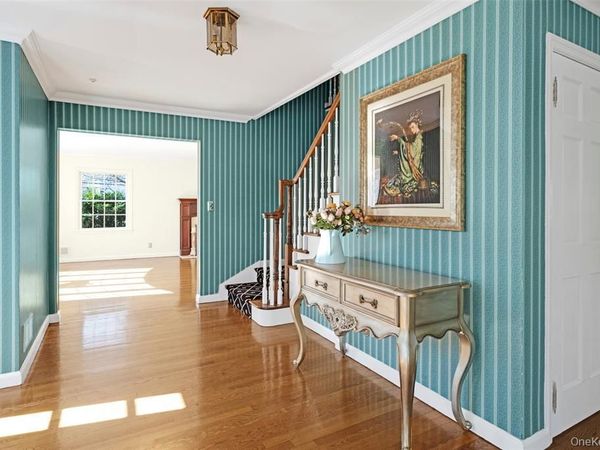 695 Hunt Lane, Manhasset, NY 11030