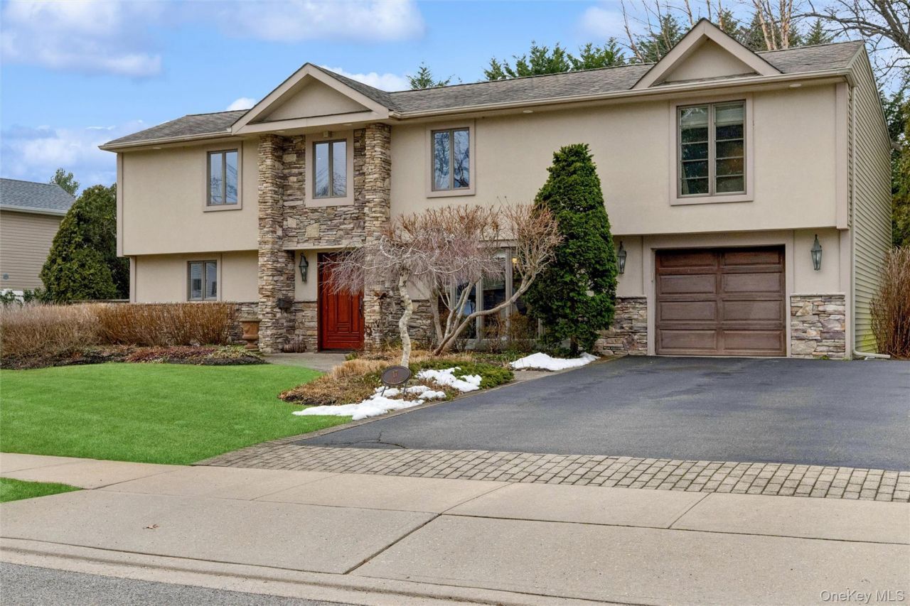 17 Dover Lane, Old Bethpage, NY 11804 Main Photo