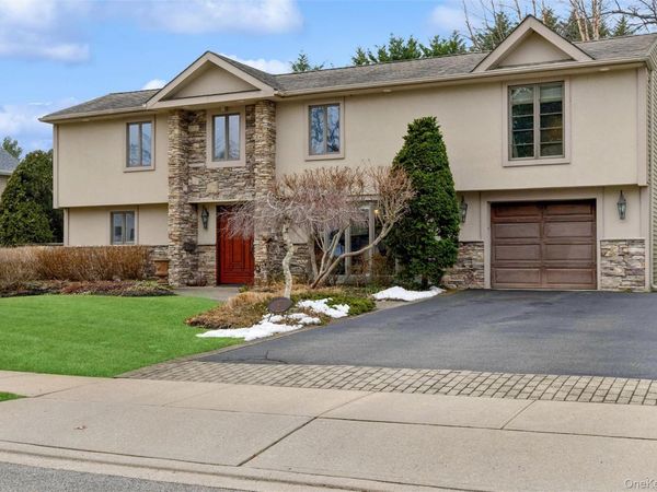 17 Dover Lane, Old Bethpage, NY 11804