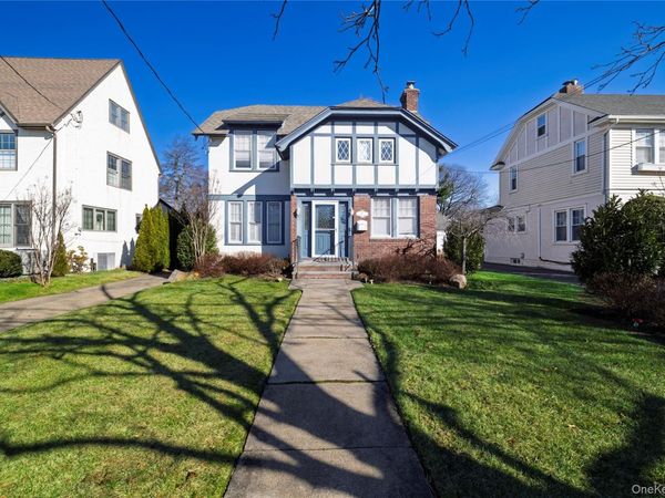 17 Roxbury Road, Rockville Centre, NY 11570