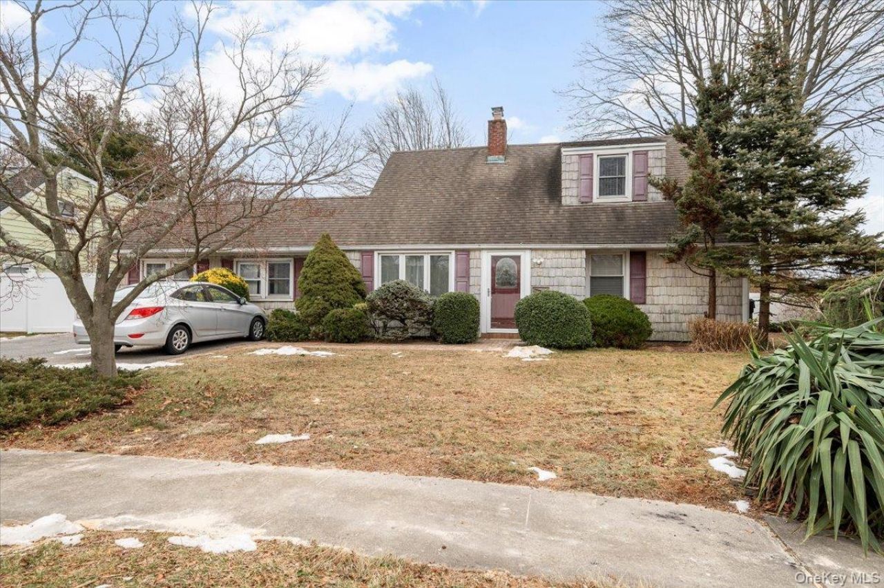 13 Jean Road, West Islip, NY 11795 Main Photo