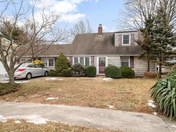 13 Jean Road, West Islip, NY 11795