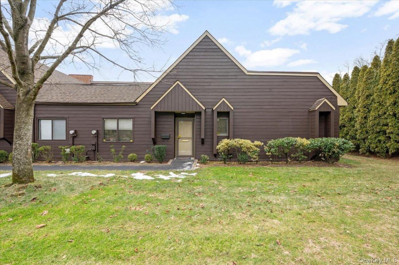 22 So. Gate Circle, Massapequa Park, NY 11762 Main Photo