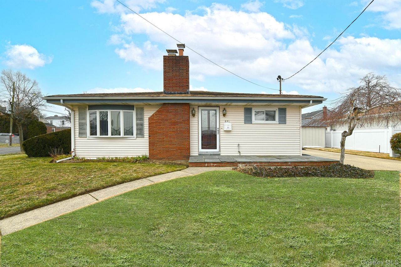 481 Leonard Boulevard, New Hyde Park, NY 11040 Main Photo
