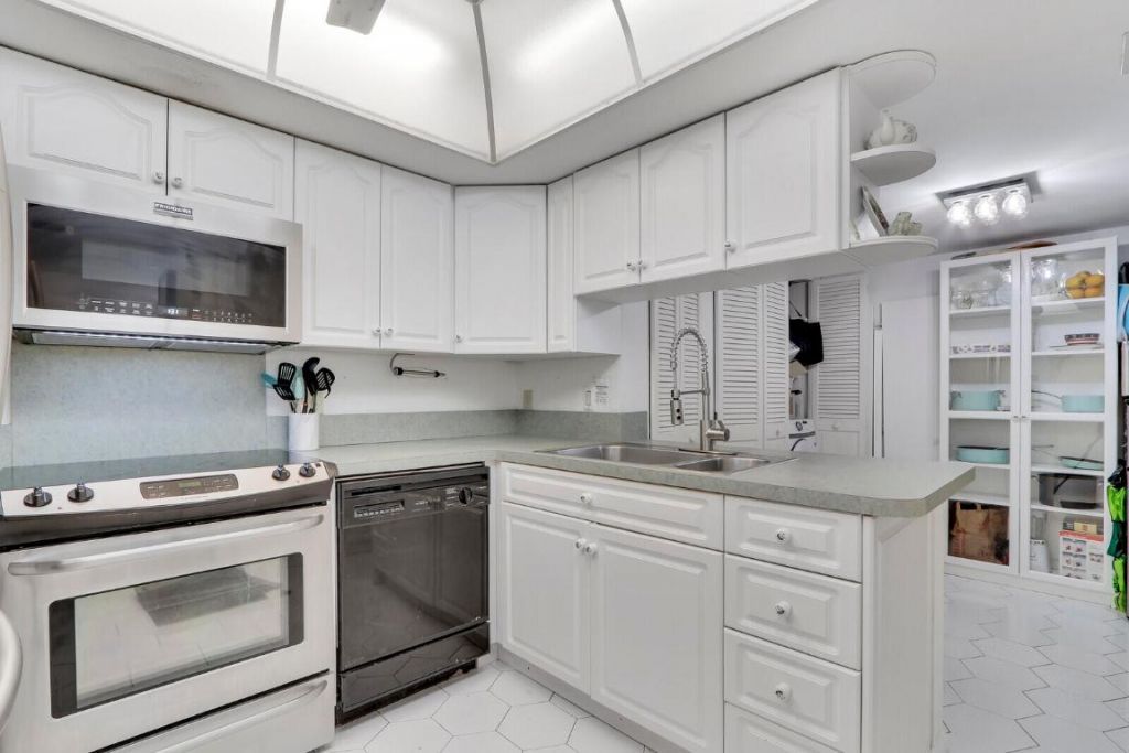 1618 Twelve Oaks Way, Unit 103, North Palm Beach, FL 33408 Photo