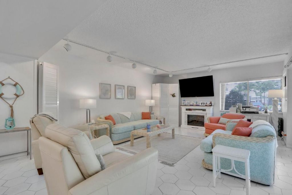 1618 Twelve Oaks Way, Unit 103, North Palm Beach, FL 33408 Photo