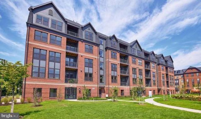 3925 Fair Ridge Drive, Unit 304, Fairfax, VA 22033 Main Photo