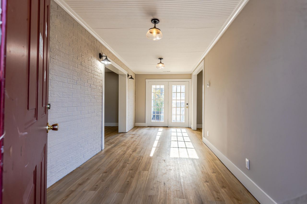 381 Fountain Lake Drive Photo 6