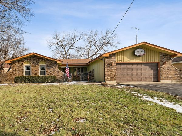 1402 N Millstream Drive, McHenry, IL 60050