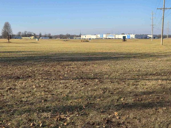 00 E 12th Street E, Flora, IL 62839