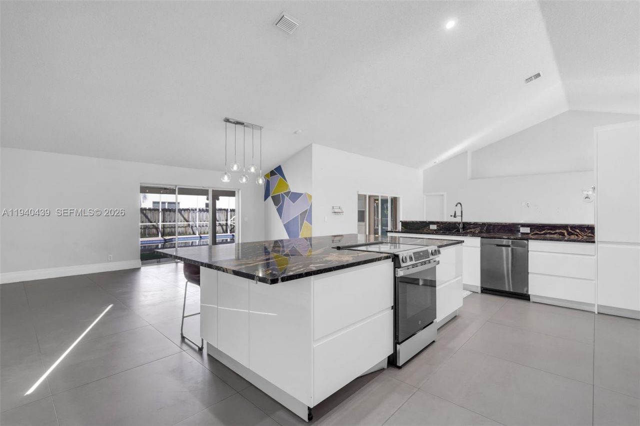 1092 NW 162nd Ave, Pembroke Pines, FL 33028 Photo