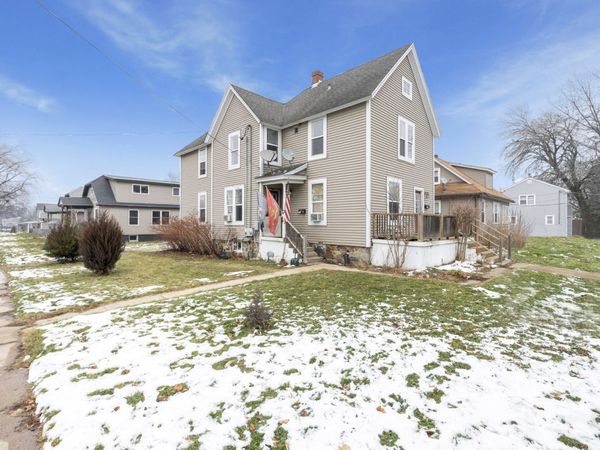 118 W Donovan Avenue, Woodstock, IL 60098