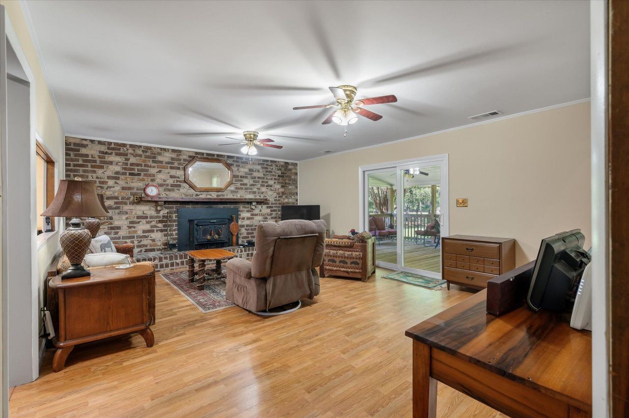 4715 Hwy 165 Photo 5