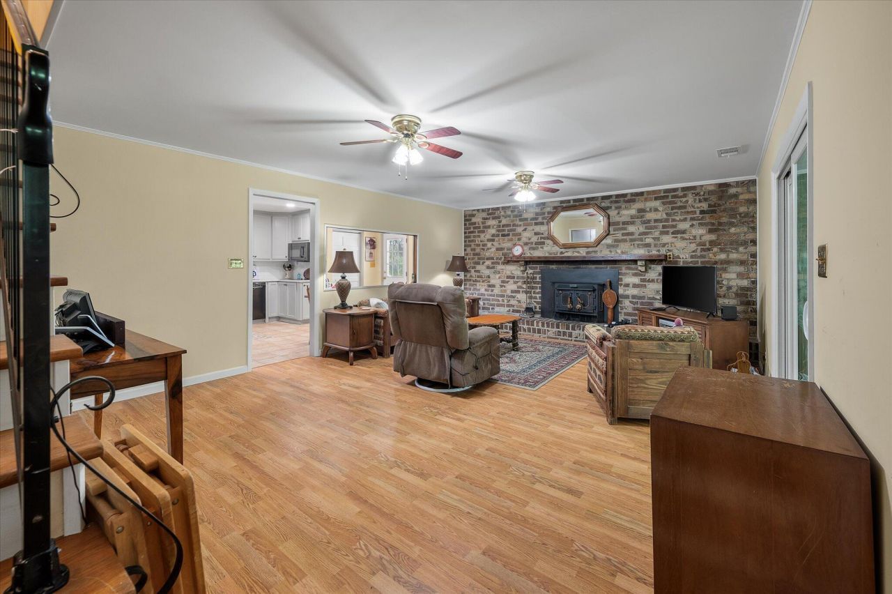 4715 Hwy 165 Photo 6