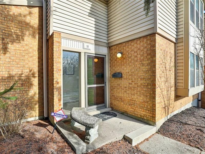 10 Woodside Court, Springdale, OH 45246 Photo 2