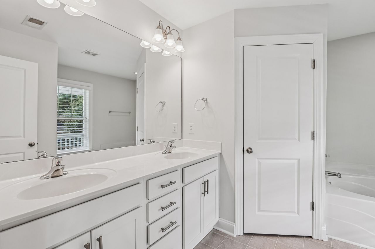 2917 Swamp Sparrow Circle Photo 24