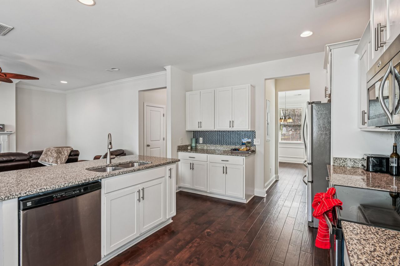 2917 Swamp Sparrow Circle Photo 8