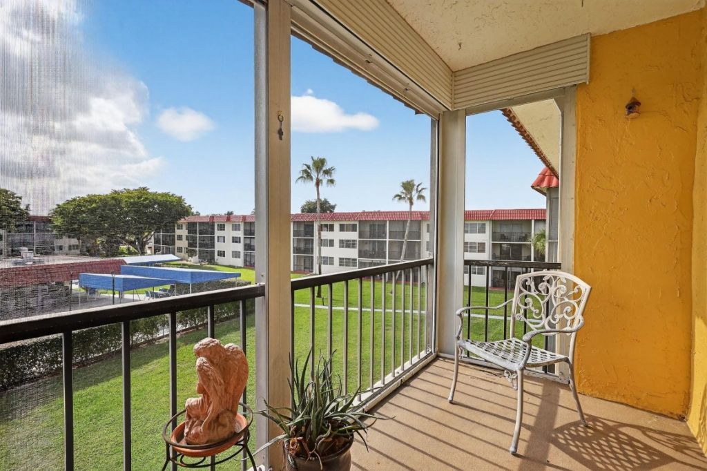 9410 N Hollybrook Lake Drive, Unit 303, Pembroke Pines, FL 33025 Photo