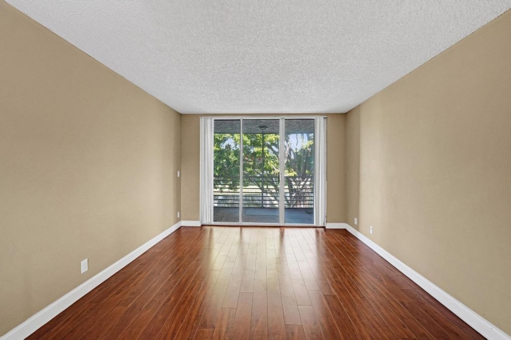 9235 Lagoon Place, Unit 308, Davie, FL 33324 Photo