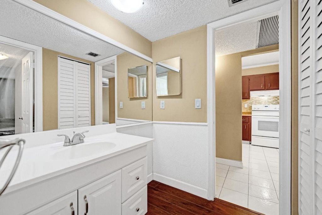 9235 Lagoon Place, Unit 308, Davie, FL 33324 Photo