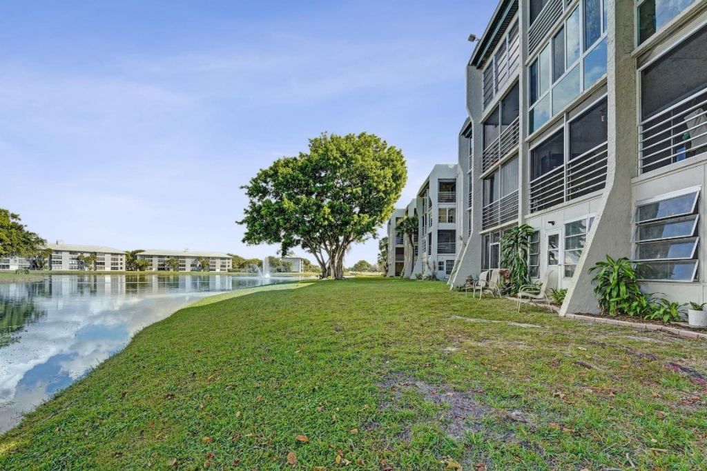 9235 Lagoon Place, Unit 308, Davie, FL 33324 Photo