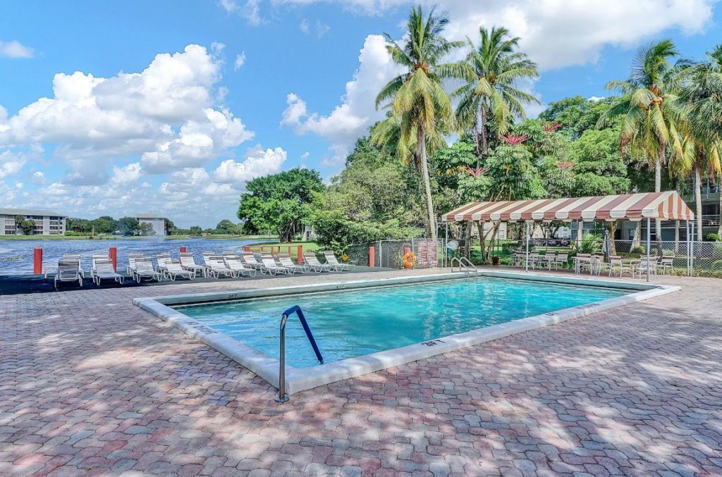 9235 Lagoon Place, Unit 308, Davie, FL 33324 Photo