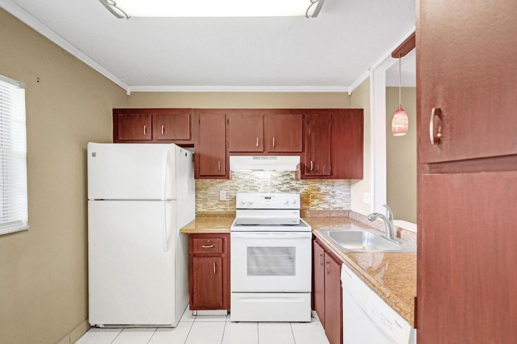 9235 Lagoon Place, Unit 308, Davie, FL 33324 Photo