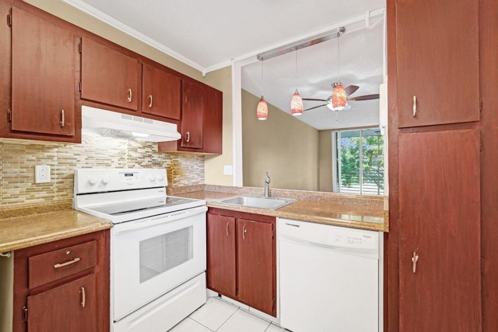 9235 Lagoon Place, Unit 308, Davie, FL 33324 Photo