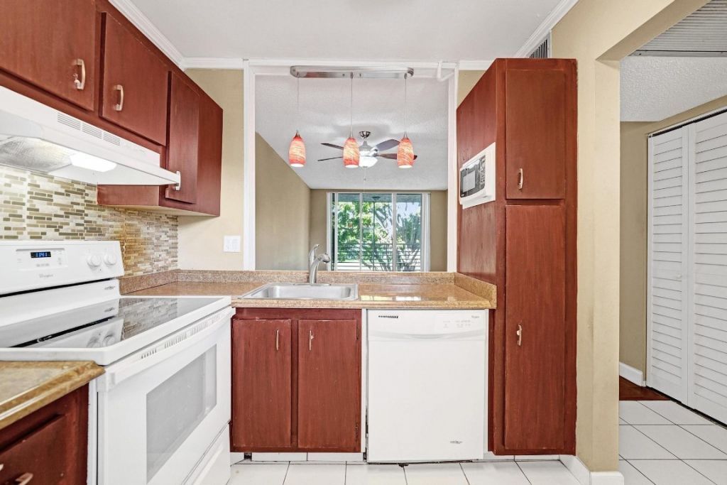 9235 Lagoon Place, Unit 308, Davie, FL 33324 Photo