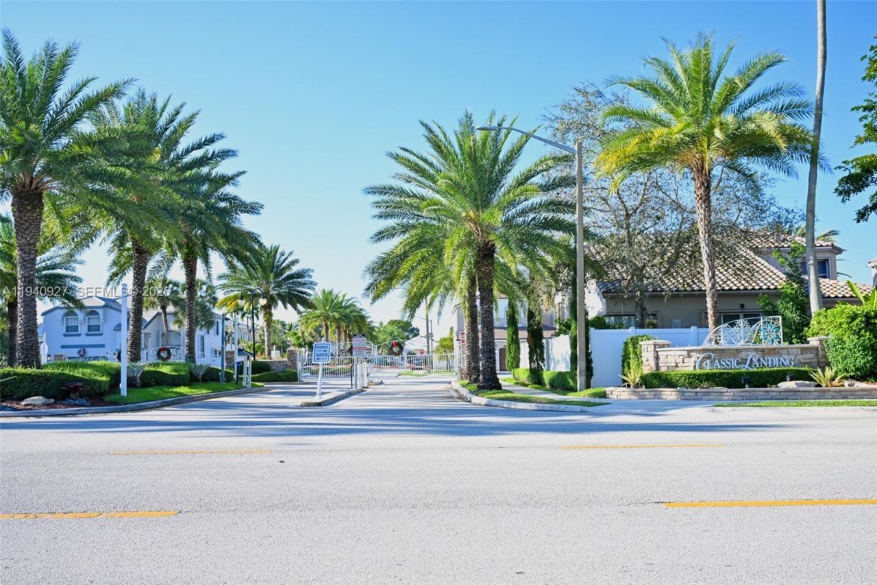 781 NW 155th Ter, Pembroke Pines, FL 33028 Photo