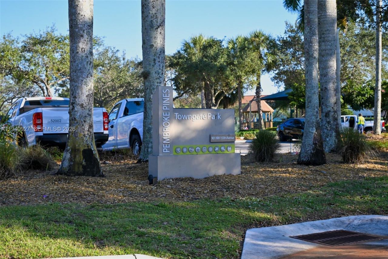 781 NW 155th Ter, Pembroke Pines, FL 33028 Photo