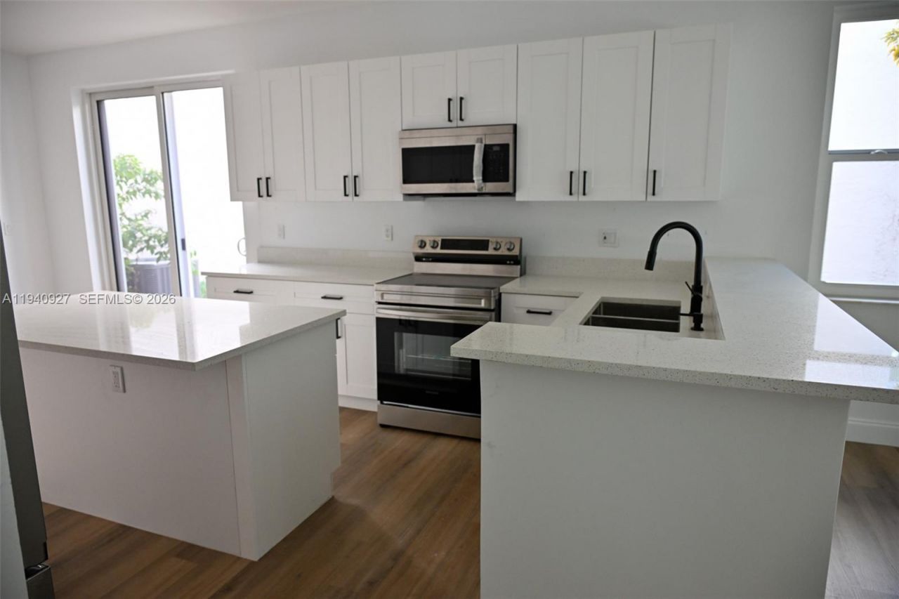 781 NW 155th Ter, Pembroke Pines, FL 33028 Photo