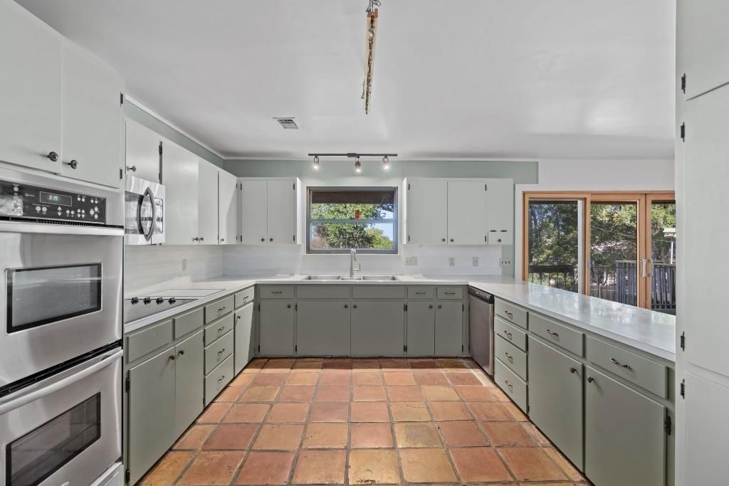 103 Comet, Lakeway, TX 78734 Main Photo