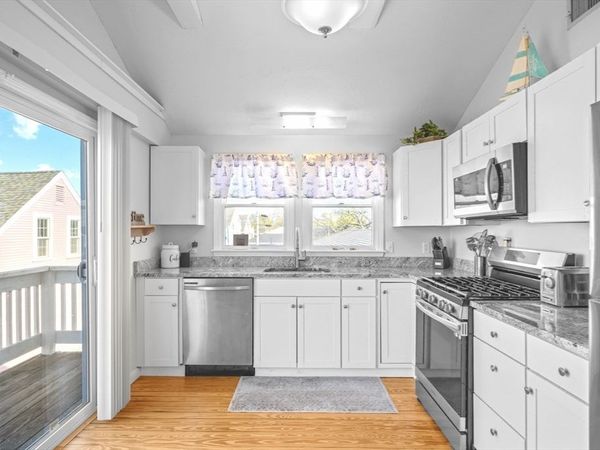 574 Main St, Barnstable, MA 02601