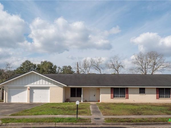 301 Birchwood Drive, Victoria, TX 77901