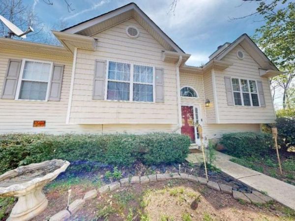 15 Huntington Drive, Grantville, GA 30220