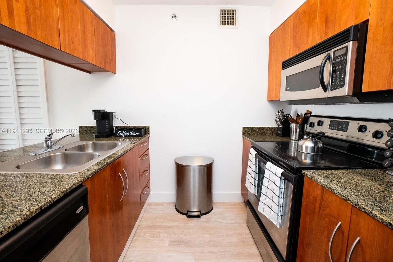 1200 Brickell Bay Dr, Unit 3524, Miami, FL 33131 Photo