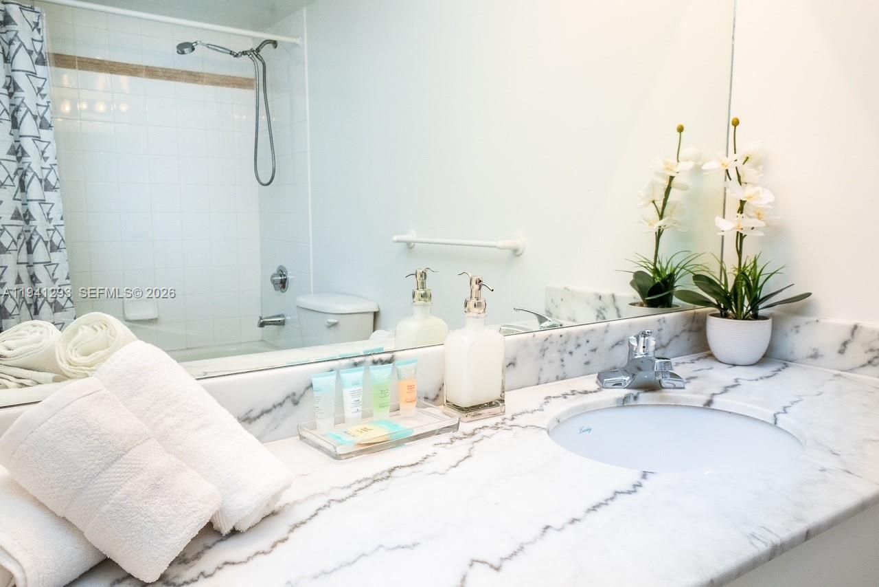 1200 Brickell Bay Dr, Unit 3524, Miami, FL 33131 Photo