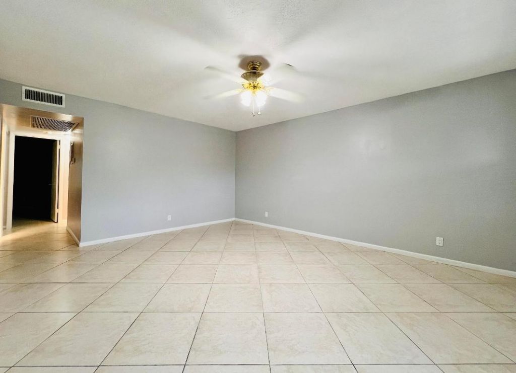 210 Somerset K, West Palm Beach, FL 33417 Photo