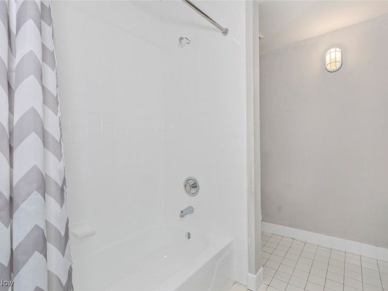 2043 Random Road, Unit 9, Cleveland, OH 44106 Photo 16