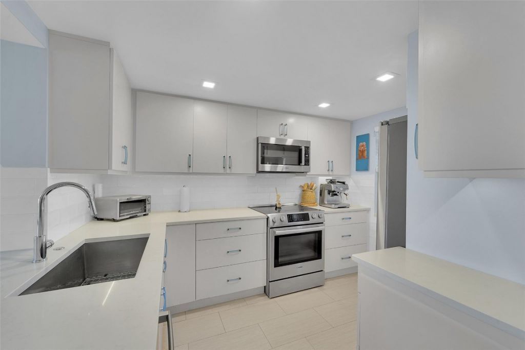 3050 NE 48th Court, Unit 206, Lighthouse Point, FL 33064 Photo