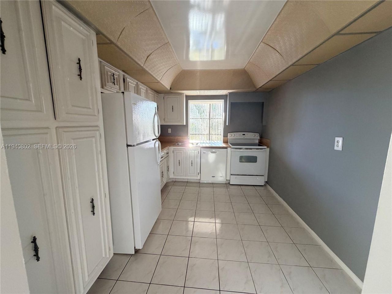 800 Parkview Dr, Unit 303, Hallandale Beach, FL 33009 Photo