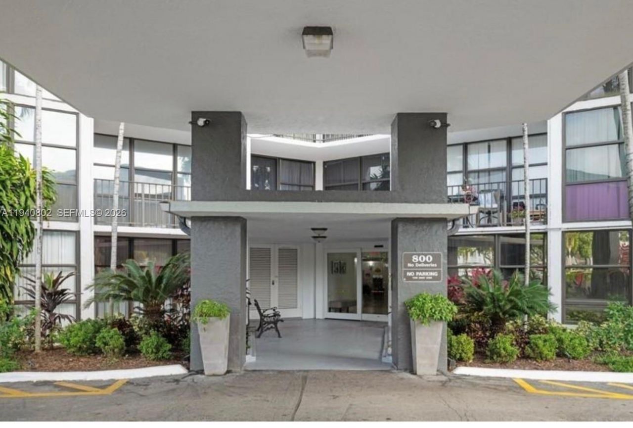 800 Parkview Dr, Unit 303, Hallandale Beach, FL 33009 Photo
