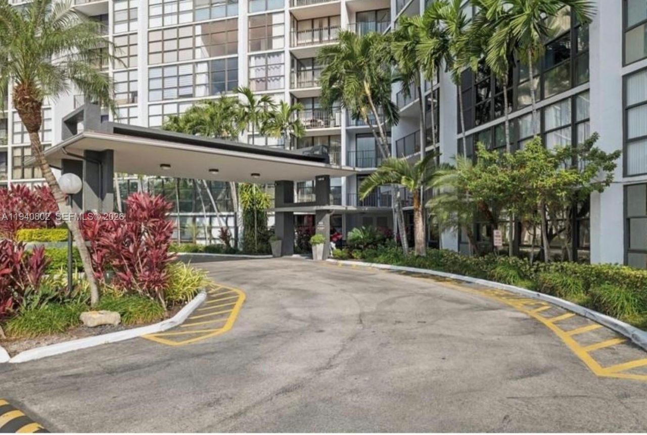 800 Parkview Dr, Unit 303, Hallandale Beach, FL 33009 Photo