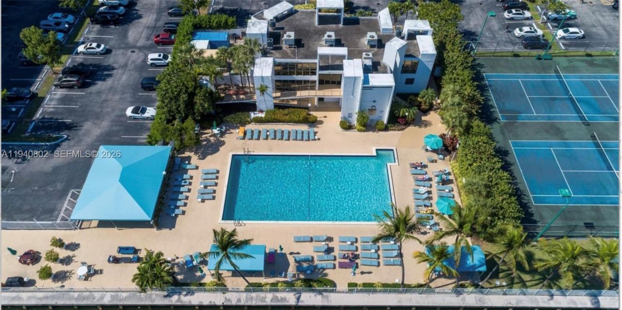 800 Parkview Dr, Unit 303, Hallandale Beach, FL 33009 Photo