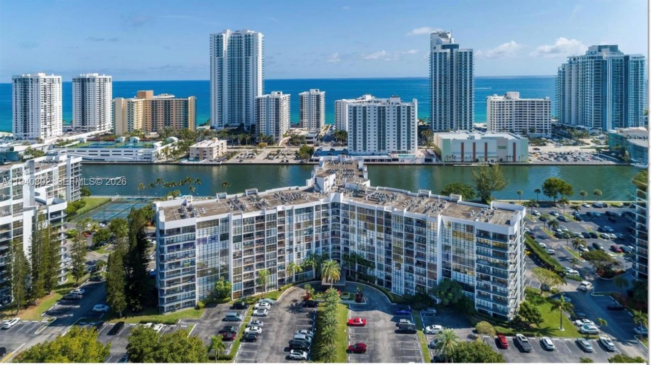 800 Parkview Dr, Unit 303, Hallandale Beach, FL 33009 Photo