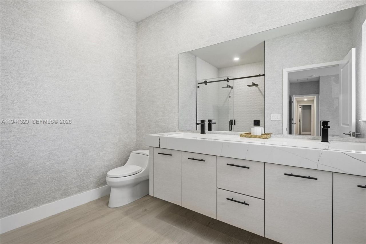 4250 NW 83rd Ave, Doral, FL 33166 Photo