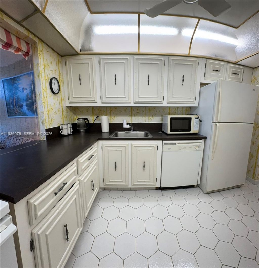 701 Three Islands Blvd, Unit 218, Hallandale Beach, FL 33009 Photo