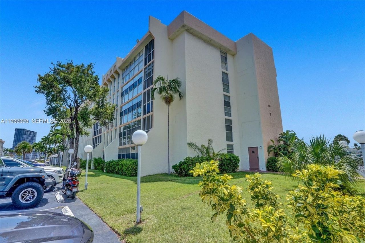 701 Three Islands Blvd, Unit 218, Hallandale Beach, FL 33009 Photo