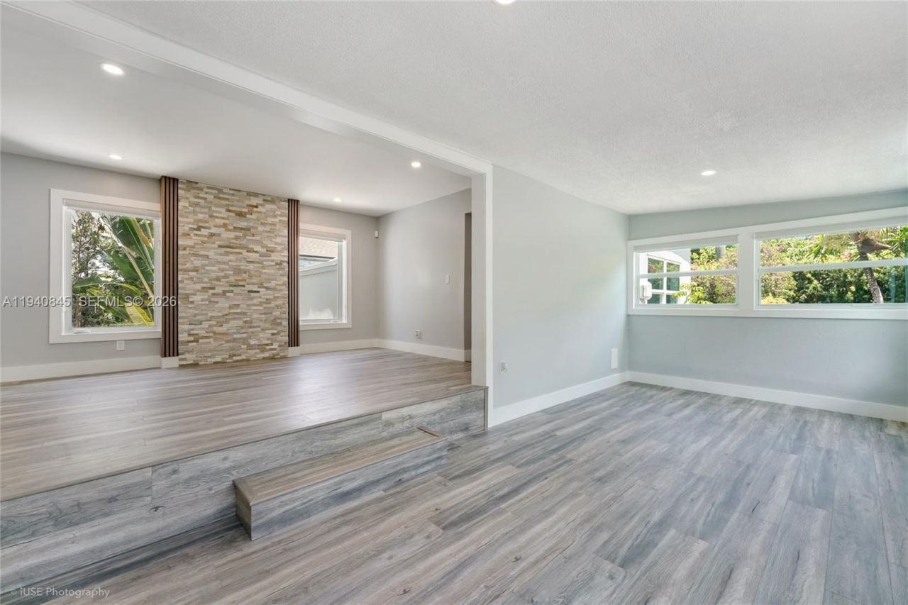 8730 NE 8th Ct, Miami, FL 33138 Photo